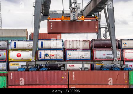 Hafen Duisburg Ruhrort, Container Frachtschiff wird am DeCeTe, Duisburger Container-Terminal, BE- und entladen, duisport, Duisburger Hafen AG, Duisburg, NRW, Deutschland, Containerhafen Dusiport *** Hafen Duisburg Ruhrort, Containerfrachter wird be- und entladen bei DeCeTe, Duisburger Containerterminal, duisport, Duisburger Hafen AG, Duisburg, NRW, Deutschland, Containerhafen Dusiport Stockfoto