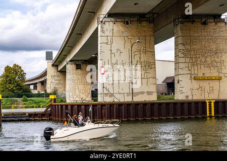 Die Berliner Brücke, Autobahn A59, über das Gelände des Duisburger Hafens, 1,8 km lang, hat eine Restnutzungsdauer bis 2029, auf Grund von diversen Schäden, wie Haarrisse in den Stahlträgern, die Brückenpfeiler wurden bereits vorläufig saniert, für Schwertransporte ist die Brücke, wichtige Nord-Süd-Achse im Ruhrbiet, gesperrt bereits, Rhein-Herne-Kanal, Duisburg, NRW, Deutschland, Berliner Brücke A59 *** die 1,8 km lange Berliner Brücke, Autobahn A59, über das Gebiet des Duisburger Hafens, hat aufgrund verschiedener Schäden, wie Haarrisse in den Stahlträgern, Th, eine Restlebensdauer bis 2029 Stockfoto