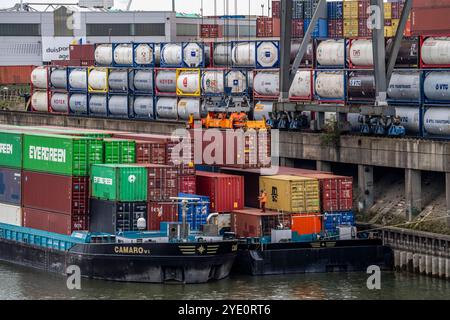 Hafen Duisburg Ruhrort, Container Frachtschiff wird am DeCeTe, Duisburger Container-Terminal, BE- und entladen, duisport, Duisburger Hafen AG, Duisburg, NRW, Deutschland, Containerhafen Dusiport *** Hafen Duisburg Ruhrort, Containerfrachter wird be- und entladen bei DeCeTe, Duisburger Containerterminal, duisport, Duisburger Hafen AG, Duisburg, NRW, Deutschland, Containerhafen Dusiport Stockfoto