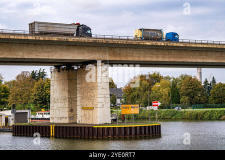 Die Berliner Brücke, Autobahn A59, über das Gelände des Duisburger Hafens, 1,8 km lang, hat eine Restnutzungsdauer bis 2029, auf Grund von diversen Schäden, wie Haarrisse in den Stahlträgern, die Brückenpfeiler wurden bereits vorläufig saniert, für Schwertransporte ist die Brücke, wichtige Nord-Süd-Achse im Ruhrbiet, gesperrt bereits, Rhein-Herne-Kanal, Duisburg, NRW, Deutschland, Berliner Brücke A59 *** die 1,8 km lange Berliner Brücke, Autobahn A59, über das Gebiet des Duisburger Hafens, hat aufgrund verschiedener Schäden, wie Haarrisse in den Stahlträgern, Th, eine Restlebensdauer bis 2029 Stockfoto