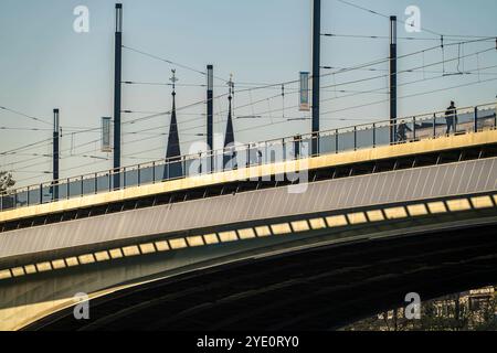 Die Kennedybrücke über den Rhein bei Bonn, längste Brücke mit einer Solaranlage in Deutschland, über 390 Solarmodule sind an der Südseite der Straßenbrücke montiert, Leistung 90 kW, wird ins öffentliche Netz gespeist, NRW, Deutschland, Solaranlage Kennedybrücke *** die Kennedy Brücke über den Rhein bei Bonn, die längste Brücke mit Solaranlage in Deutschland, über 390 Solarmodule sind auf der Südseite der Straßenbrücke montiert, Leistung 90 kW, eingespeist ins öffentliche Netz, NRW, Deutschland Kennedy Bridge Solaranlage Stockfoto