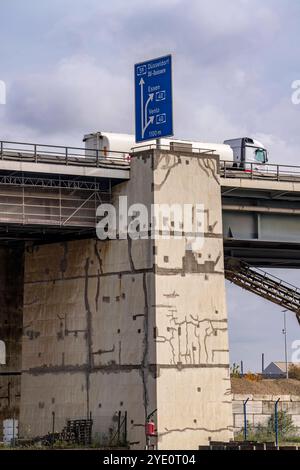 Die Berliner Brücke, Autobahn A59, über das Gelände des Duisburger Hafens, 1,8 km lang, hat eine Restnutzungsdauer bis 2029, auf Grund von diversen Schäden, wie Haarrisse in den Stahlträgern, die Brückenpfeiler wurden bereits vorläufig saniert, für Schwertransporte ist die Brücke, wichtige Nord-Süd-Achse im Ruhrbiet, gesperrt bereits, Duisburg, NRW, Deutschland, Berliner Brücke A59 *** die 1,8 km lange Berliner Brücke, Autobahn A59, über das Gebiet des Duisburger Hafens, hat aufgrund verschiedener Schäden, wie Haarrisse in den Stahlträgern, den Brückenpfeilern h eine Restlebensdauer bis 2029 Stockfoto