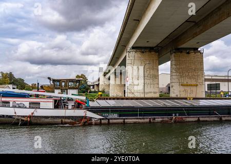 Die Berliner Brücke, Autobahn A59, über das Gelände des Duisburger Hafens, 1,8 km lang, hat eine Restnutzungsdauer bis 2029, auf Grund von diversen Schäden, wie Haarrisse in den Stahlträgern, die Brückenpfeiler wurden bereits vorläufig saniert, für Schwertransporte ist die Brücke, wichtige Nord-Süd-Achse im Ruhrbiet, gesperrt bereits, Rhein-Herne-Kanal, Duisburg, NRW, Deutschland, Berliner Brücke A59 *** die 1,8 km lange Berliner Brücke, Autobahn A59, über das Gebiet des Duisburger Hafens, hat aufgrund verschiedener Schäden, wie Haarrisse in den Stahlträgern, Th, eine Restlebensdauer bis 2029 Stockfoto