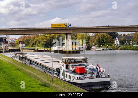 Die Berliner Brücke, Autobahn A59, über das Gelände des Duisburger Hafens, 1,8 km lang, hat eine Restnutzungsdauer bis 2029, auf Grund von diversen Schäden, wie Haarrisse in den Stahlträgern, die Brückenpfeiler wurden bereits vorläufig saniert, für Schwertransporte ist die Brücke, wichtige Nord-Süd-Achse im Ruhrbiet, gesperrt bereits, Rhein-Herne-Kanal, Duisburg, NRW, Deutschland, Berliner Brücke A59 *** die 1,8 km lange Berliner Brücke, Autobahn A59, über das Gebiet des Duisburger Hafens, hat aufgrund verschiedener Schäden, wie Haarrisse in den Stahlträgern, Th, eine Restlebensdauer bis 2029 Stockfoto