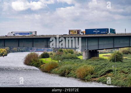 Die Berliner Brücke, Autobahn A59, über das Gelände des Duisburger Hafens, 1,8 km lang, hat eine Restnutzungsdauer bis 2029, auf Grund von diversen Schäden, wie Haarrisse in den Stahlträgern, die Brückenpfeiler wurden bereits vorläufig saniert, für Schwertransporte ist die Brücke, wichtige Nord-Süd-Achse im Ruhrbiet, gesperrt bereits, Duisburg, NRW, Deutschland, Berliner Brücke A59 *** die 1,8 km lange Berliner Brücke, Autobahn A59, über das Gebiet des Duisburger Hafens, hat aufgrund verschiedener Schäden, wie Haarrisse in den Stahlträgern, den Brückenpfeilern h eine Restlebensdauer bis 2029 Stockfoto