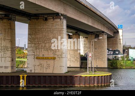 Die Berliner Brücke, Autobahn A59, über das Gelände des Duisburger Hafens, 1,8 km lang, hat eine Restnutzungsdauer bis 2029, auf Grund von diversen Schäden, wie Haarrisse in den Stahlträgern, die Brückenpfeiler wurden bereits vorläufig saniert, für Schwertransporte ist die Brücke, wichtige Nord-Süd-Achse im Ruhrbiet, gesperrt bereits, Rhein-Herne-Kanal, Duisburg, NRW, Deutschland, Berliner Brücke A59 *** die 1,8 km lange Berliner Brücke, Autobahn A59, über das Gebiet des Duisburger Hafens, hat aufgrund verschiedener Schäden, wie Haarrisse in den Stahlträgern, Th, eine Restlebensdauer bis 2029 Stockfoto