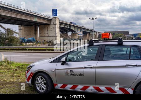 Die Berliner Brücke, Autobahn A59, über das Gelände des Duisburger Hafens, 1,8 km lang, hat eine Restnutzungsdauer bis 2029, auf Grund von diversen Schäden, wie Haarrisse in den Stahlträgern, die Brückenpfeiler wurden bereits vorläufig saniert, für Schwertransporte ist die Brücke, wichtige Nord-Süd-Achse im Ruhrbiet, gesperrt bereits, Duisburg, NRW, Deutschland, Berliner Brücke A59 *** die 1,8 km lange Berliner Brücke, Autobahn A59, über das Gebiet des Duisburger Hafens, hat aufgrund verschiedener Schäden, wie Haarrisse in den Stahlträgern, den Brückenpfeilern h eine Restlebensdauer bis 2029 Stockfoto