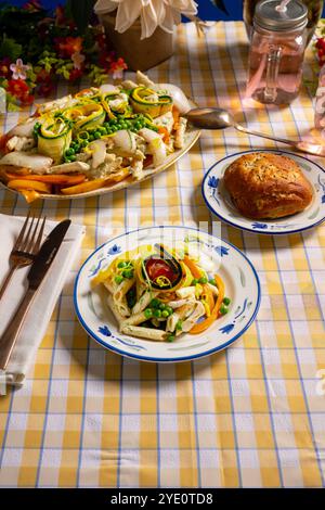 Vegetarische Penne-Pasta mit gegrilltem Gemüse und Tisch Stockfoto