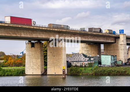 Die Berliner Brücke, Autobahn A59, über das Gelände des Duisburger Hafens, 1,8 km lang, hat eine Restnutzungsdauer bis 2029, auf Grund von diversen Schäden, wie Haarrisse in den Stahlträgern, die Brückenpfeiler wurden bereits vorläufig saniert, für Schwertransporte ist die Brücke, wichtige Nord-Süd-Achse im Ruhrbiet, gesperrt bereits, Rhein-Herne-Kanal, Duisburg, NRW, Deutschland, Berliner Brücke A59 *** die 1,8 km lange Berliner Brücke, Autobahn A59, über das Gebiet des Duisburger Hafens, hat aufgrund verschiedener Schäden, wie Haarrisse in den Stahlträgern, Th, eine Restlebensdauer bis 2029 Stockfoto