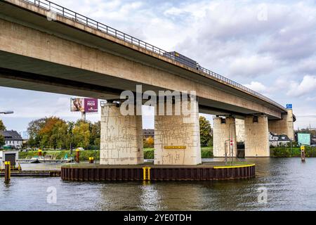 Die Berliner Brücke, Autobahn A59, über das Gelände des Duisburger Hafens, 1,8 km lang, hat eine Restnutzungsdauer bis 2029, auf Grund von diversen Schäden, wie Haarrisse in den Stahlträgern, die Brückenpfeiler wurden bereits vorläufig saniert, für Schwertransporte ist die Brücke, wichtige Nord-Süd-Achse im Ruhrbiet, gesperrt bereits, Rhein-Herne-Kanal, Duisburg, NRW, Deutschland, Berliner Brücke A59 *** die 1,8 km lange Berliner Brücke, Autobahn A59, über das Gebiet des Duisburger Hafens, hat aufgrund verschiedener Schäden, wie Haarrisse in den Stahlträgern, Th, eine Restlebensdauer bis 2029 Stockfoto