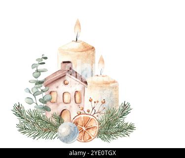 Weihnachten Adventskomposition. Zwei Kerzen mit Keramikhaus in Tannenzweigen und Eukalyptus. Orangenscheibe und Winterbeeren. Gemütliche Wohndekoration Stockfoto