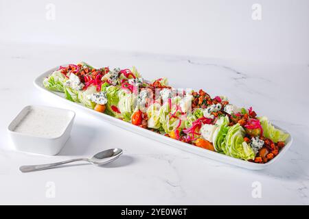 Platte mit Keilsalat mit blausenkäse und Speckbröseln Stockfoto