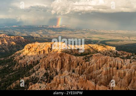 Panoramablick auf den Bryce Canyon vom Bryce Point aus vor dem Sonnenuntergang mit einem Regenbogen im Hintergrund Stockfoto