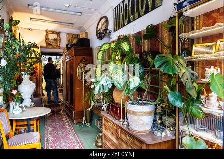 Altmodisches Interieur des Herbaciarnia Targowa Teesalons in der Markthalle (Hala Targowa) in Breslau, Polen Stockfoto