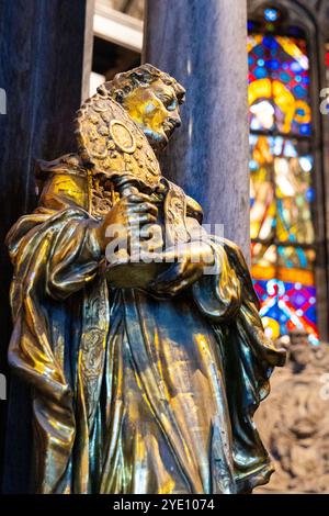 Vergoldete Statue in der Breslauer Kathedrale (Katedra św. Jana Chrzciciela) auf der Dominsel in Breslau, Polen Stockfoto