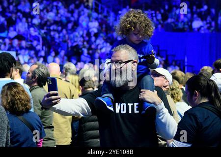 Philadelphia, Ungebundene Staaten. Oktober 2024. Der ehemalige US-Präsident Barack Obama und die US-Künstler Bruce Springsteen und John Legend haben am 28. Oktober 2024 im Liacouras Center in Philadelphia, PA, USA für Harris-Walz gesorgt. Quelle: SIPA USA/Alamy Live News Stockfoto