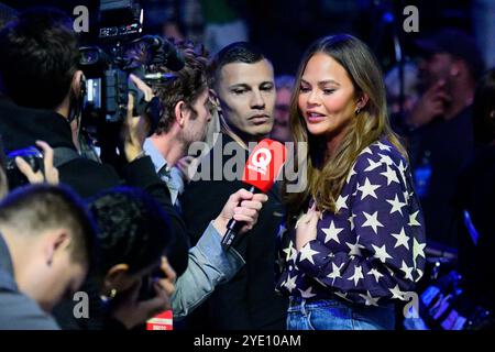 Philadelphia, Ungebundene Staaten. Oktober 2024. Chrissy Teigen wird als ehemaliger US-Präsident Barack Obama gesehen und die US-Künstler Bruce Springsteen und John Legend haben am 28. Oktober 2024 im Liacouras Center in Philadelphia, PA, USA für Harris-Walz gekämpft. Quelle: SIPA USA/Alamy Live News Stockfoto