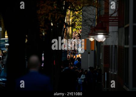 Philadelphia, Ungebundene Staaten. Oktober 2024. Unterstützer warten darauf, als der ehemalige US-Präsident Barack Obama und die US-Künstler Bruce Springsteen und John Legend am 28. Oktober 2024 im Liacouras Center in Philadelphia, PA, USA für Harris-Walz werben. Quelle: SIPA USA/Alamy Live News Stockfoto