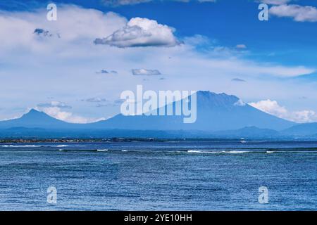 Blick auf den Vulkan Mount Agung vom Sanur Beach Bali Indonesien, klarer Himmel, tagsüber Stockfoto