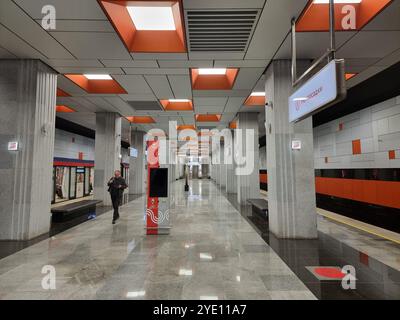 Innenraum der U-Bahn-Station Nowatorskaja auf der Troitskaja-Linie der Moskauer U-Bahn, mit orangefarbenen Quadraten in der Decke Stockfoto