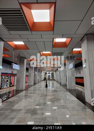 Innenraum der U-Bahn-Station Nowatorskaja auf der Troitskaja-Linie der Moskauer U-Bahn, mit orangefarbenen Quadraten in der Decke Stockfoto