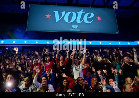 Philadelphia, Ungebundene Staaten. Oktober 2024. Der ehemalige US-Präsident Barack Obama und die US-Künstler Bruce Springsteen und John Legend haben am 28. Oktober 2024 im Liacouras Center in Philadelphia, PA, USA für Harris-Walz gesorgt. Quelle: SIPA USA/Alamy Live News Stockfoto