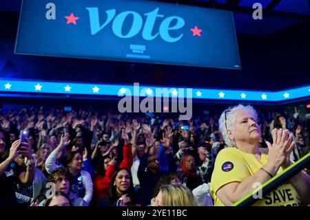 Philadelphia, Ungebundene Staaten. Oktober 2024. Der ehemalige US-Präsident Barack Obama und die US-Künstler Bruce Springsteen und John Legend haben am 28. Oktober 2024 im Liacouras Center in Philadelphia, PA, USA für Harris-Walz gesorgt. Quelle: SIPA USA/Alamy Live News Stockfoto
