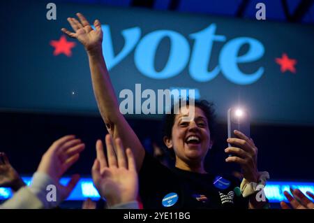 Philadelphia, Ungebundene Staaten. Oktober 2024. Amy Bellomo von NJ bejubelt als ehemaliger US-Präsident Barack Obama und die US-Künstler Bruce Springsteen und John Legend, die am 28. Oktober 2024 im Liacouras Center in Philadelphia, PA, USA für Harris-Walz werben. Quelle: SIPA USA/Alamy Live News Stockfoto