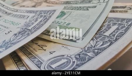 Stapel von US-Dollar teilweise Barrechnungen Geldfinanzierungskonzept selektiver Fokus. Stockfoto