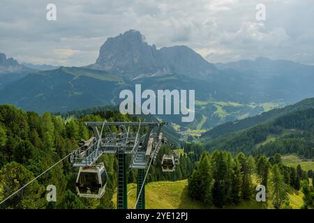 Die Col Raiser Seilbahn mit Langkofel oberhalb von St. Ulrich in Gröden, Dolomiten, Südtirol und N Stockfoto