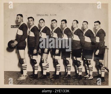 1922-23 Foto Des Boston Celtics Teams. Archiv Foto Des American Sports Teams. Basketballfoto der 1920er Jahre. Das Foto zeigt Hall of Famers Joe Lapchick, Dutch Dehnert, Johnny Beckman und Nat Holman, um 1922, sowie Pete Barry, Chris Leonard, Johnny Whitty und Eddie Burke Stockfoto