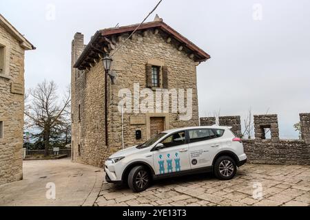 Umweltfreundliches Elektroauto vor dem Rektorat der Universität San Marino. Costa dell'Arnella, Stadt San Marino, San Marino Stockfoto