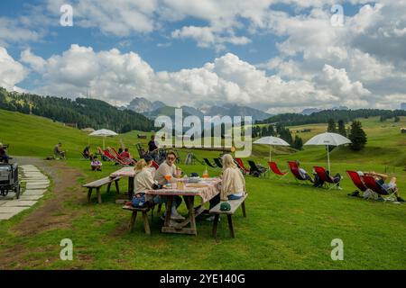 Wanderer in einem Almgasthof (Restaurant) auf der Seiser Alm (Seiser Alm), der größten Hochalpenwiese Europas, UNESCO-Weltkulturerbe Stockfoto