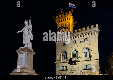 Palazzo Pubblico della Repubblica di San Marino. Die Statua della Libertà (Freiheitsstatue) steht vor dem Palazzo Publico auf der Piazza della Libertà. Sie ist aus weißem Carrara-Marmor gefertigt und ist das Werk des Bildhauers Stefano Galletti, der 1876 von Gräfin Otilia Heyroth Wagener gestiftet wurde. Via Il Contradino, Stadt San Marino Stockfoto