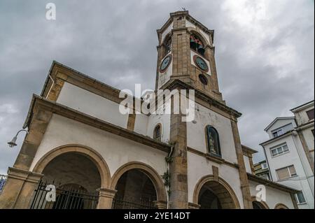 Blick auf die Kirche Santa Eulalia im Dorf Luarca, Asturien, Nordspanien Stockfoto