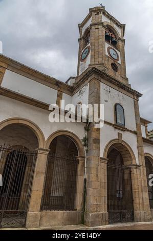 Blick auf die Kirche Santa Eulalia im Dorf Luarca, Asturien, Nordspanien Stockfoto