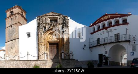 Alcalá de los Gazules, Cádiz, Spanien - 27. Oktober 2024: Panoramablick auf die Plaza Alta in Alcalá de los Gazules, Provinz Cadiz, Spanien. Stockfoto