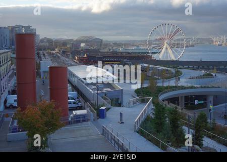 Vkews der Skyline von Seattle, Washington, USA, einschließlich des Riesenrades und der Stadien vom Gipfel des Pike Place Market. Stockfoto