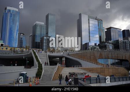 Blick auf die Skyline von Downdown Seattle, Washington, USA vom Wasserpark, Pier 62. Stockfoto