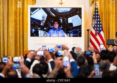 Washington, Usa. Oktober 2024. Die US-amerikanische Astronautin Sunita Williams hält am Montag, den 28. Oktober 2024, im East Room des Weißen Hauses in Washington D.C. eine Nachricht von der Internationalen Raumstation. Pool Foto von Jim Lo Scalzo/UPI Credit: UPI/Alamy Live News Stockfoto