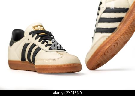 Belgrad, Serbien - 30. August 2024. Adidas Originals Samba Beige mit schwarzen Streifen. Turnschuhe Schuhe, Vintage-Sneaker-Turnschuhe. Isoliert auf weißem Hintergrund Stockfoto