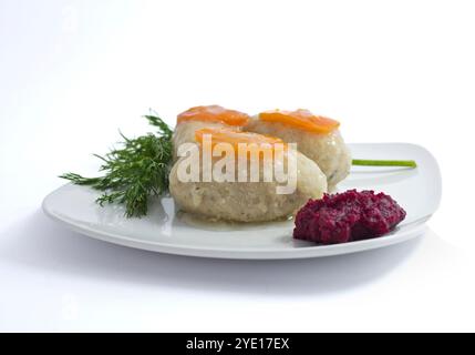 Gefilte-Fisch - 3 Gefilte-Fische mit Rettich für das Pessach Stockfoto