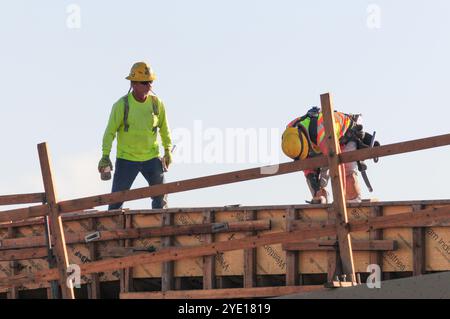 Phoenix, Arizona, USA. Oktober 2024. Die Bauteams arbeiten am I-10 Broadway Curve Improvement Project in Phoenix und erweitern eine 11 km lange Strecke der Interstate 10 zwischen Loop 202 und I-17 in der Nähe des Sky Harbor International Airport. Das Projekt zur Erleichterung des Verkehrsflusses und zur Erhöhung der Sicherheit durch neue Fahrspuren und den Austausch von Brücken soll 2025 abgeschlossen werden. Diese Autobahnerneuerung stimmt mit einem Anstieg des Wohnungsbaus in Phoenix Metro überein, was Phönix Bestrebungen untermauert, die Infrastruktur zu erweitern, um den wachsenden städtischen Anforderungen gerecht zu werden. (Kreditbild: © Eduardo Barraza/ZUMA Press Wire) ED Stockfoto