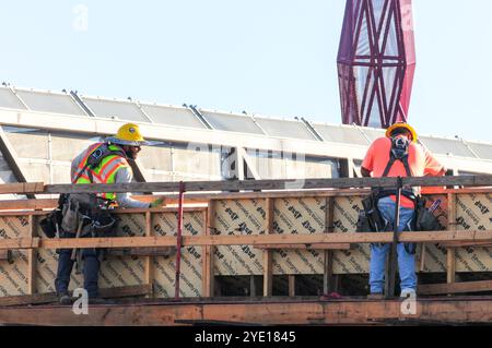 Phoenix, Arizona, USA. Oktober 2024. Die Bauteams arbeiten am I-10 Broadway Curve Improvement Project in Phoenix und erweitern eine 11 km lange Strecke der Interstate 10 zwischen Loop 202 und I-17 in der Nähe des Sky Harbor International Airport. Das Projekt zur Erleichterung des Verkehrsflusses und zur Erhöhung der Sicherheit durch neue Fahrspuren und den Austausch von Brücken soll 2025 abgeschlossen werden. Diese Autobahnerneuerung stimmt mit einem Anstieg des Wohnungsbaus in Phoenix Metro überein, was Phönix Bestrebungen untermauert, die Infrastruktur zu erweitern, um den wachsenden städtischen Anforderungen gerecht zu werden. (Kreditbild: © Eduardo Barraza/ZUMA Press Wire) ED Stockfoto