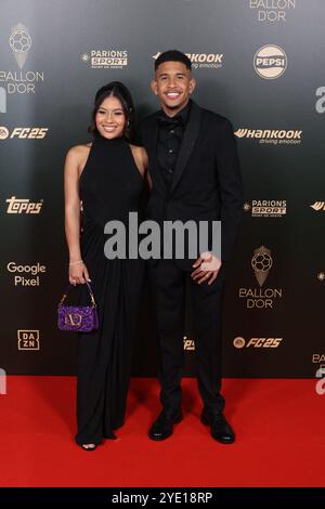 Savio Moreira de Oliveira alias Savinho und seine Frau Anna Carolina Barbosa Moreira kamen am 28. Oktober 2024 zur Ballon d or 2024 Zeremonie im Chatelet Theater in Paris, Frankreich. Foto: Jerome Dominé/ABACAPRESS. COM Credit: Abaca Press/Alamy Live News Stockfoto