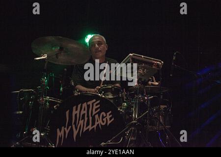 Ferrara, Italien. Oktober 2024. Das italienische Quartett I Hate My Village spielt in Sala Estense. (Foto: Carlo Vergani/Pacific Press) Credit: Pacific Press Media Production Corp./Alamy Live News Stockfoto