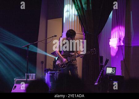 Ferrara, Italien. Oktober 2024. Das italienische Quartett I Hate My Village spielt in Sala Estense. (Foto: Carlo Vergani/Pacific Press) Credit: Pacific Press Media Production Corp./Alamy Live News Stockfoto