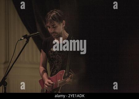 Ferrara, Italien. Oktober 2024. Das italienische Quartett I Hate My Village spielt in Sala Estense. (Foto: Carlo Vergani/Pacific Press) Credit: Pacific Press Media Production Corp./Alamy Live News Stockfoto