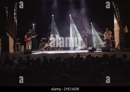 Ferrara, Italien. Oktober 2024. Das italienische Quartett I Hate My Village spielt in Sala Estense. (Foto: Carlo Vergani/Pacific Press) Credit: Pacific Press Media Production Corp./Alamy Live News Stockfoto