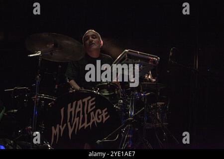 Ferrara, Italien. Oktober 2024. Das italienische Quartett I Hate My Village spielt in Sala Estense. (Foto: Carlo Vergani/Pacific Press) Credit: Pacific Press Media Production Corp./Alamy Live News Stockfoto